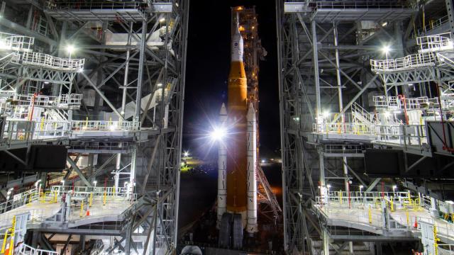 El cohete SLS y la nave Orión de Artemis I en la VAB