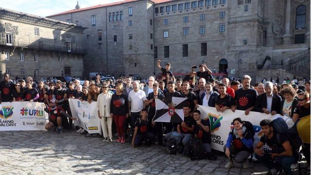 Jacobo Rey, ha recibido este domingo a los participantes del ‘Camiño dos Valores’ organizado por #UP2U Project en la Plaza del Obradoiro, en Santiago.