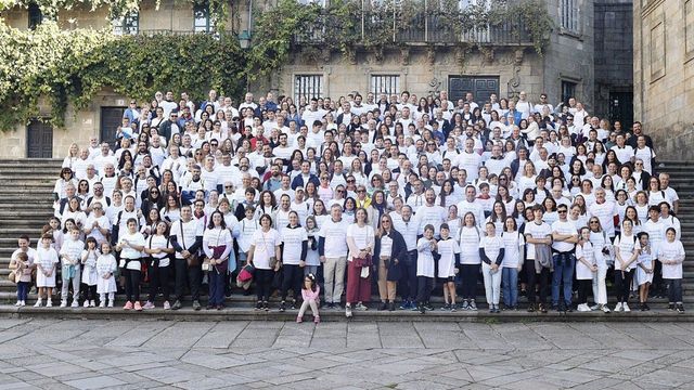 Medio millar de profesionales de Abanca recorren el último tramo del Camino de Santiago en apoyo al Año Santo.
