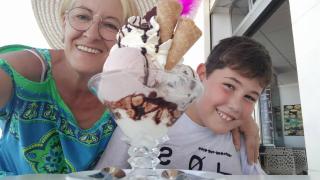 Marta Gonzálvez junto a su hijo Aitor, disfrutando de un helado, en una imagen cedida a este diario.