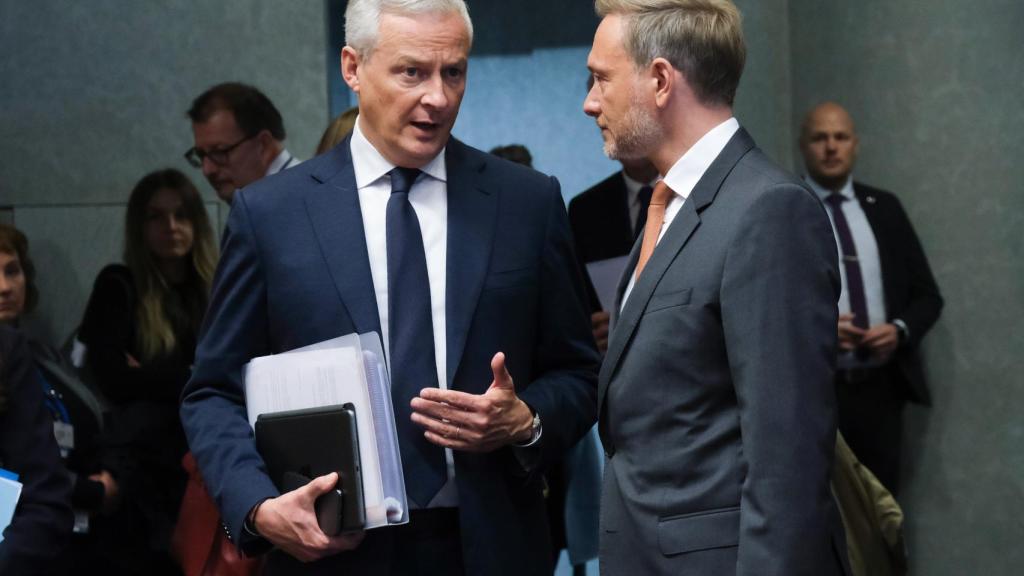 El ministro francés de Finanzas, Bruno Le Maire, conversa con su homólogo alemán, Christian Lindner