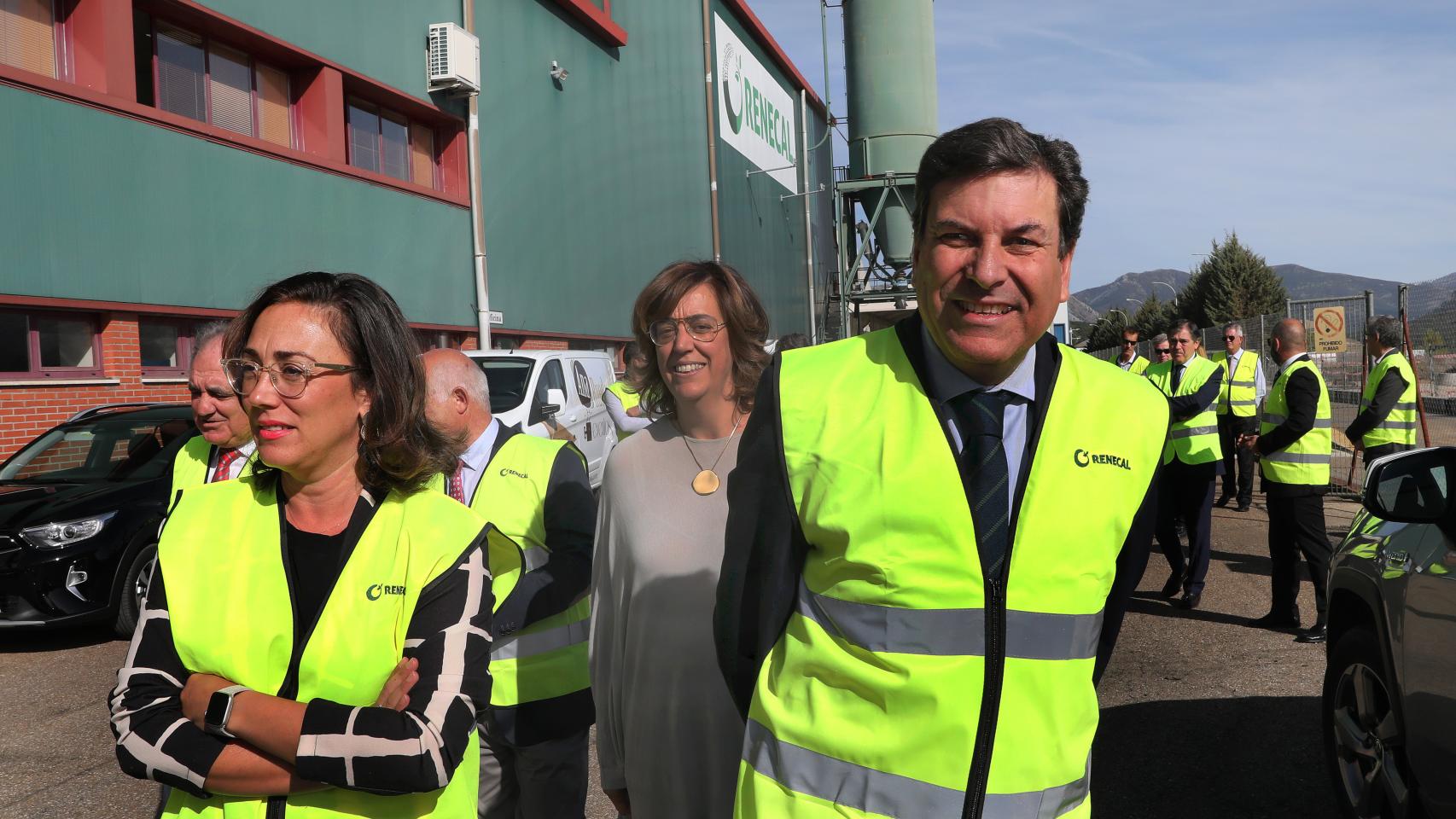 La consejera de Movilidad y Transformación Digital con el consejero de Economía y Hacienda en la visita de la nueva línea de una empresa de reciclado