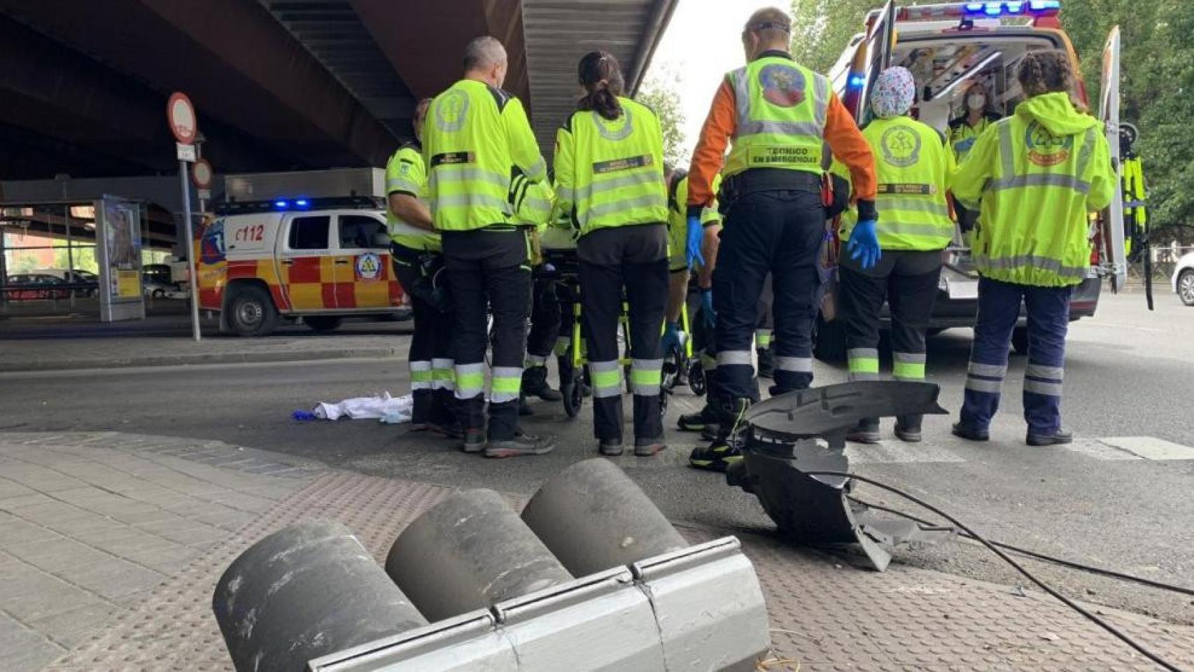 Sanitarios en el lugar del accidente, en la Avenida de la Albufera, en Puente de Vallecas.