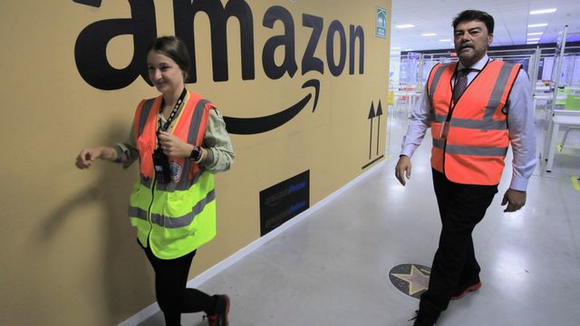 Barcala en la estación logística de Amazon en Alicante.