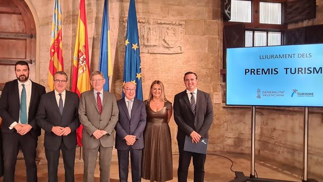 Toni Mayor, junto con varios representantes turísticos, Ximo Puig y el alcalde de Benidorm, este lunes.