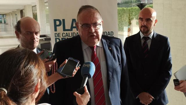 El consejero de Sanidad, Alejandro Vázquez, atiende a los medios