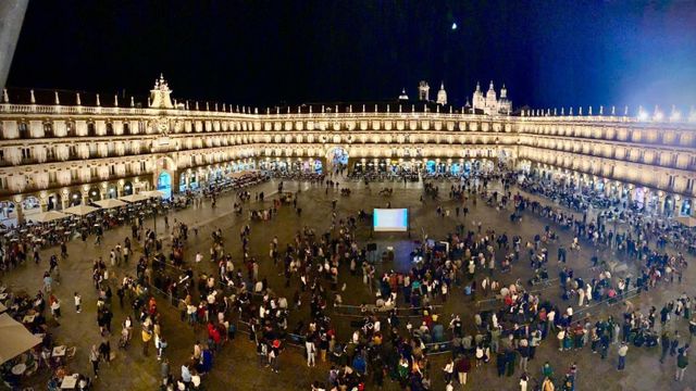 Los salmantinos observando la Luna en la Plaza Mayor