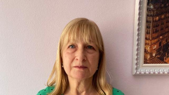 Carmen Tola muestra su tarjeta del Sacyl