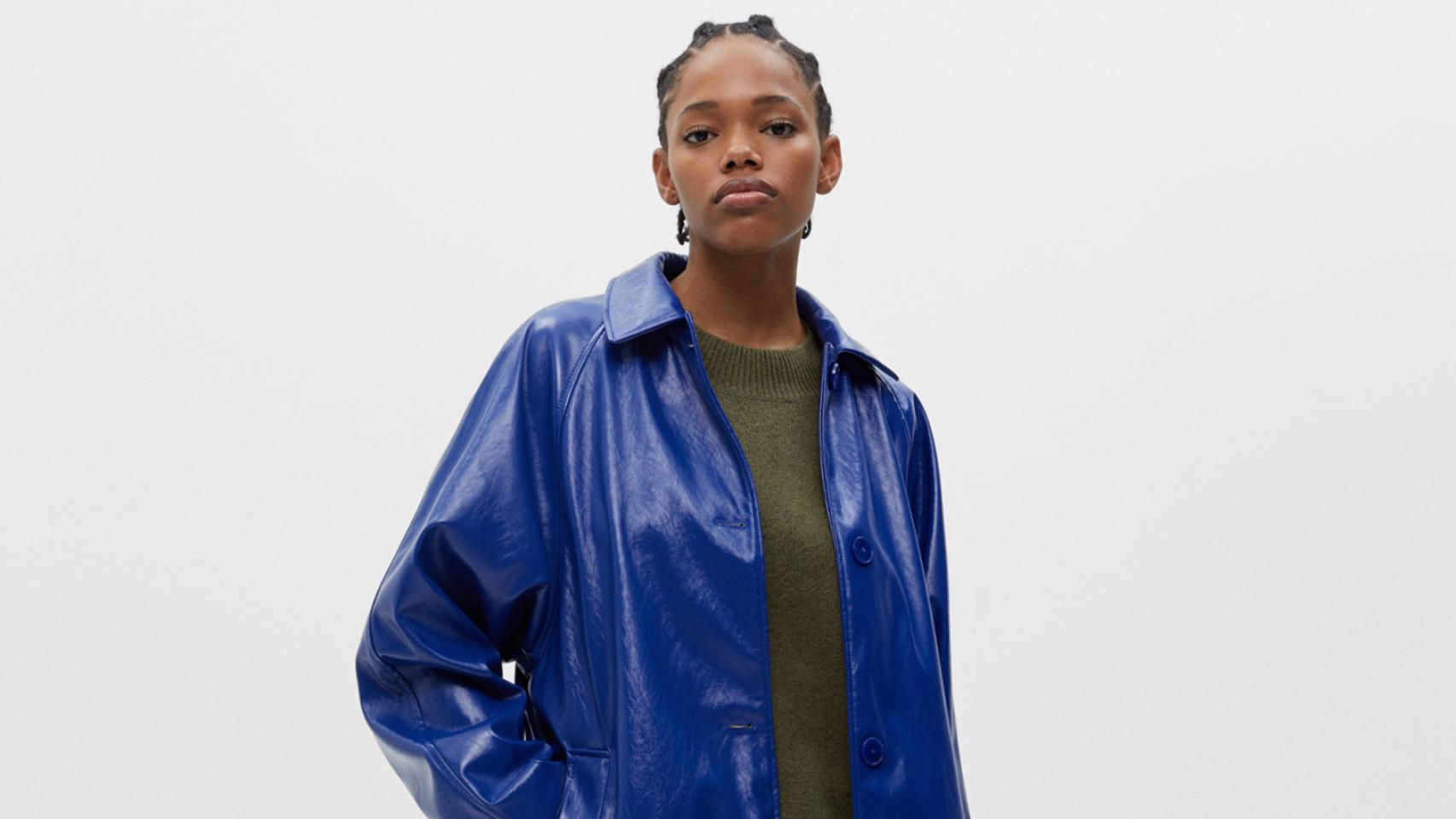 De la cazadora 'motomami' a la gabardina de vinilo: las seis chaquetas más chulas de Pull&Bear de su nueva colección