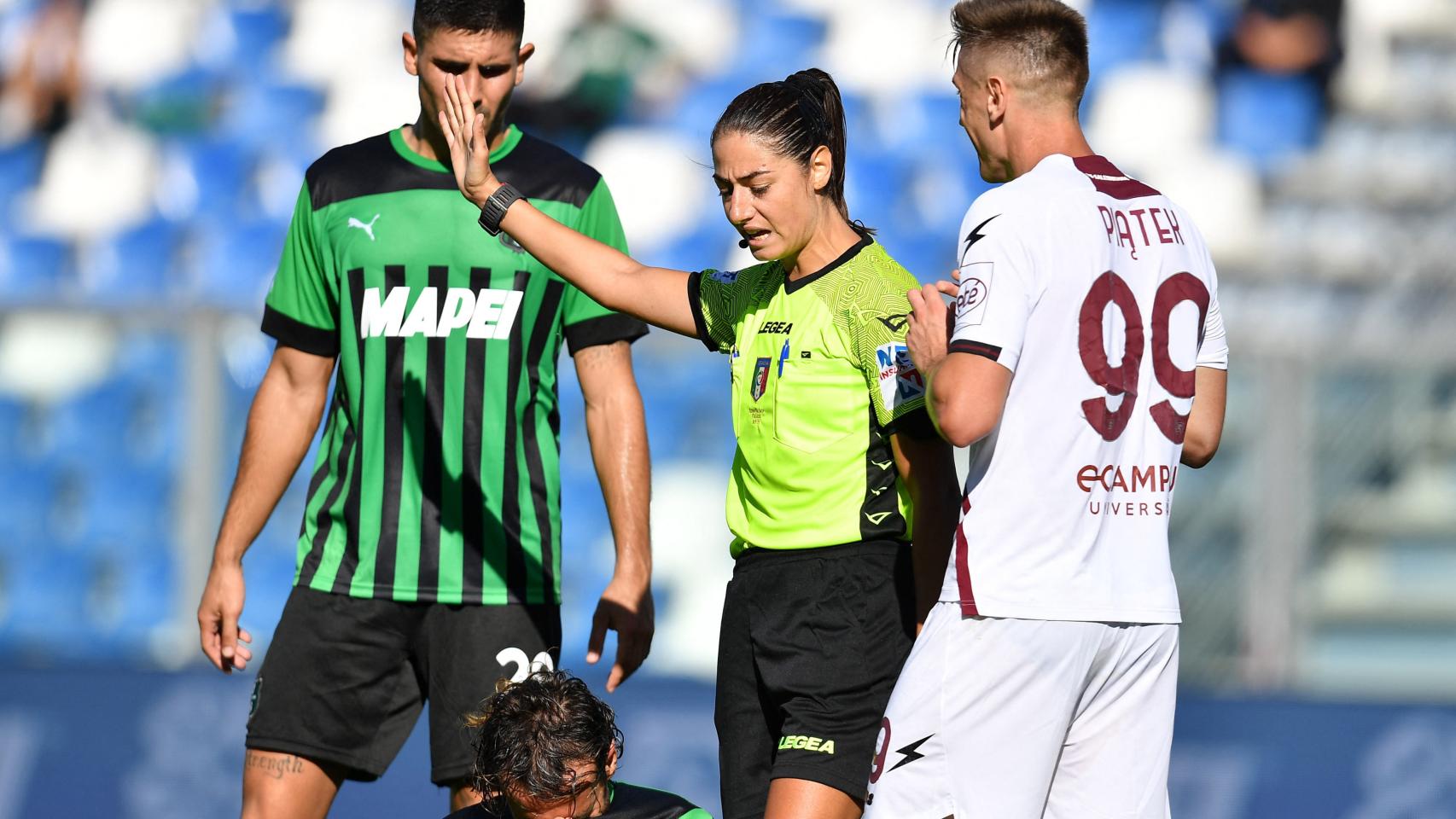 Ferrieri Caputi discutiendo con los jugadores una decisión.