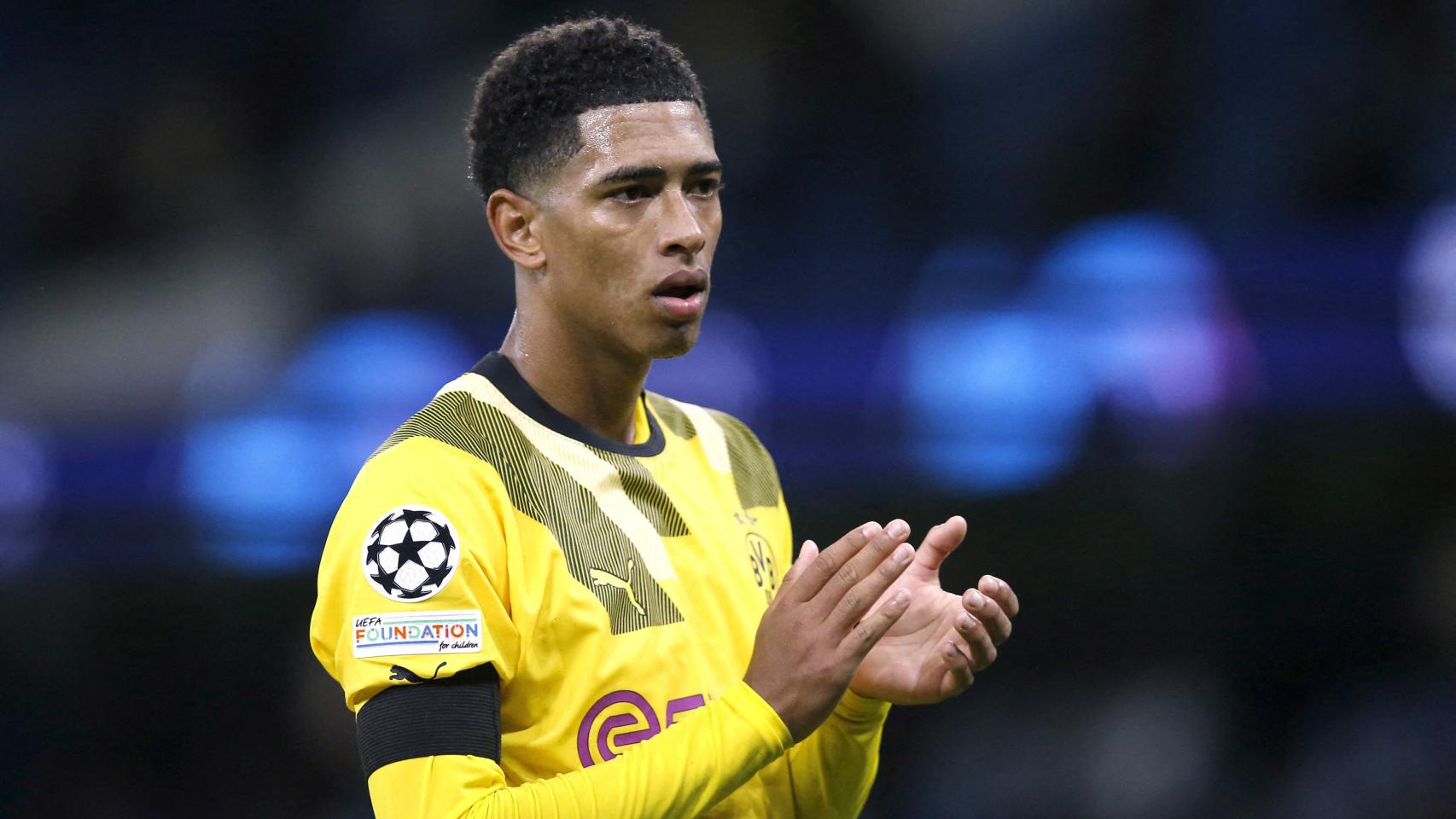 Jude Bellingham aplaude durante un partido con el Dortmund.