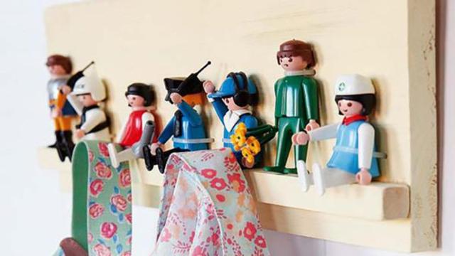 Perchero hecho con figuras de Playmobil