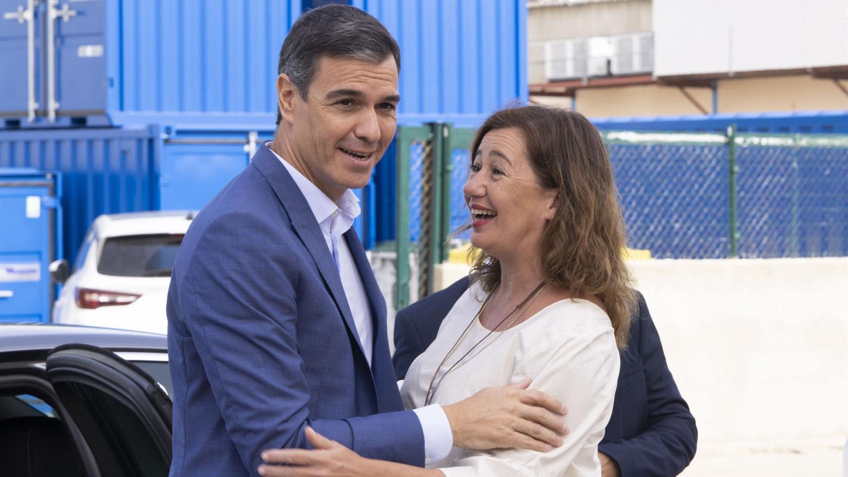 Pedro Sánchez junto a Francina Armengol este lunes en Menorca.