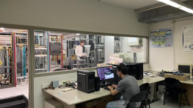 Investigadores trabajando en una infraestructura para el desarrollo de la próxima generación de redes y servicios de comunicación.
