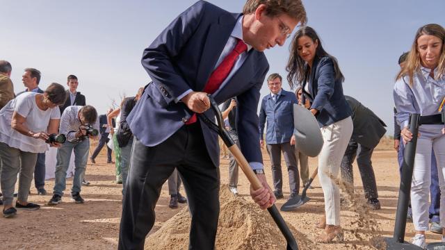 José Luis Martínez-Almeida y Begoña Villacís en el acto de colocación de la primera piedra.