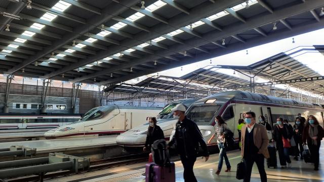 Un grupo de pasajeros en el interior de la estación de trenes Málaga María Zambrano.