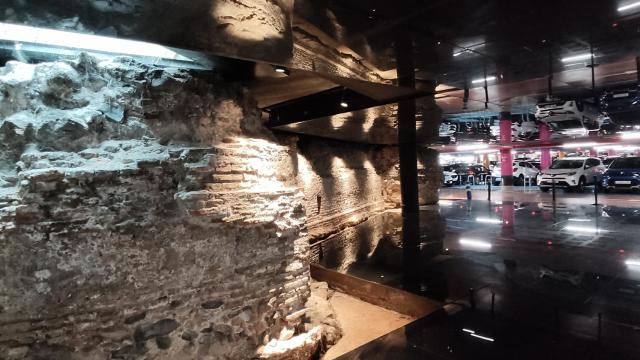 Puesta en valor de la muralla nazarí en el aparcamiento de la Plaza de la Marina, en Málaga.