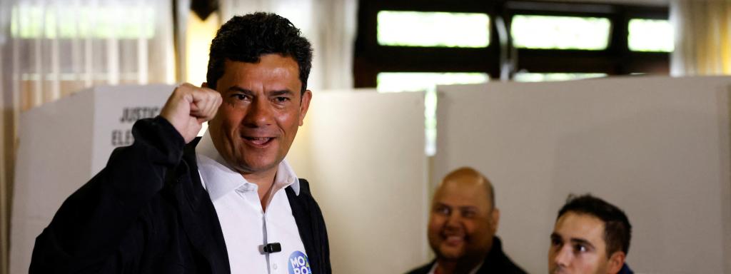 El exjuez Sergio Moro hace el gesto de la victoria al votar en Curitiba.