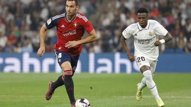El defensa de Osasuna, Unai García, conduce el balón ante el delantero del Real Madrid, Vinicius Jr.