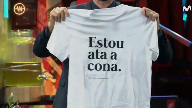 David Broncano sujetando la camiseta de Estudio Brétema.