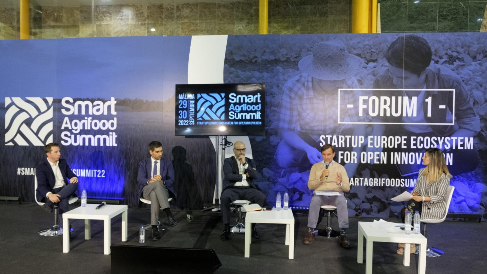 De izquierda a derecha: Alejandro Correa, Project Manager de Drone Hopper; Samuel López, CEO de Plantae; Antonio Lara, responsable de negocio Agroalimentario de Andalucía en Banco Santander; Alberto Bernal, Director Phygital Territories de Minsait y Beatriz Aznar, redactora Disruptores e Innovadores.