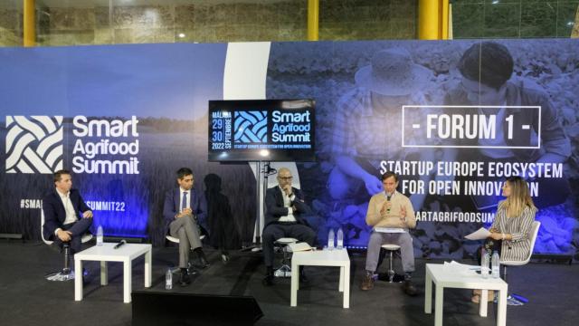 De izquierda a derecha: Alejandro Correa, Project Manager de Drone Hopper; Samuel López, CEO de Plantae; Antonio Lara, responsable de negocio Agroalimentario de Andalucía en Banco Santander; Alberto Bernal, Director Phygital Territories de Minsait y Beatriz Aznar, redactora Disruptores e Innovadores.