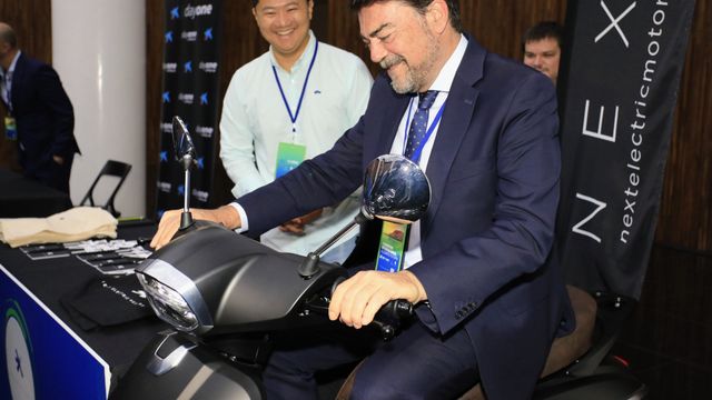 Luis Barcala prueba uno de los vehículo de movilidad sostenible en el congreso.