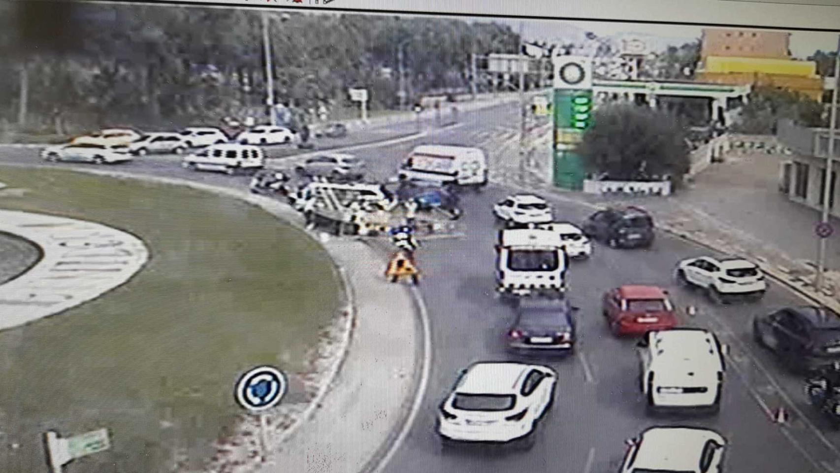 La obra sin autorización ocupando un carril de la rotonda, este martes.