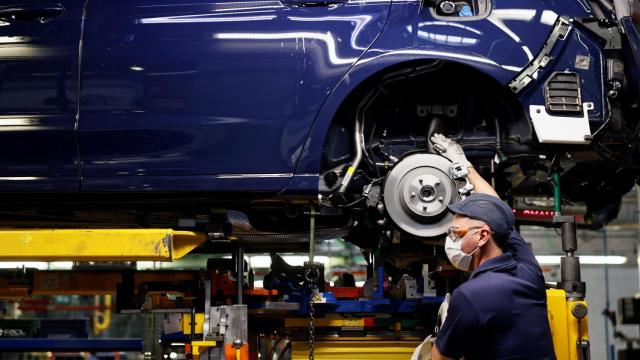 Un trabajador de Ford Almussafes, en imagen de archivo.