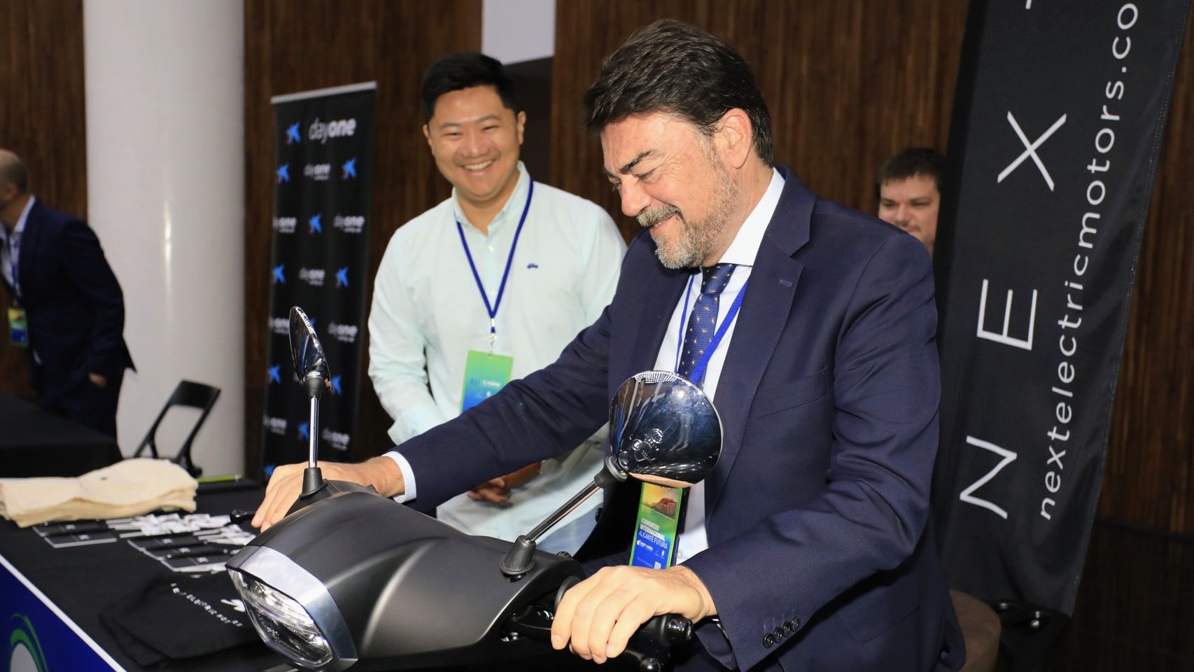 Luis Barcala prueba uno de los vehículo de movilidad sostenible en el congreso.