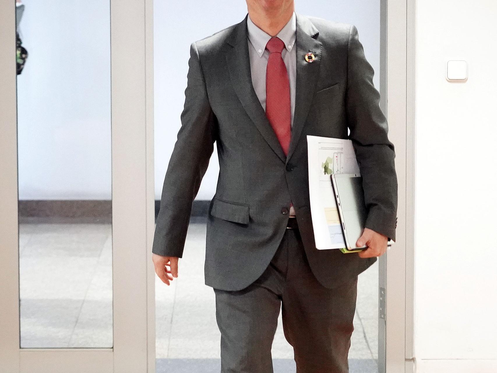 El consejero de Industria, Comercio y Empleo, Mariano Veganzones, antes de la rueda de prensa