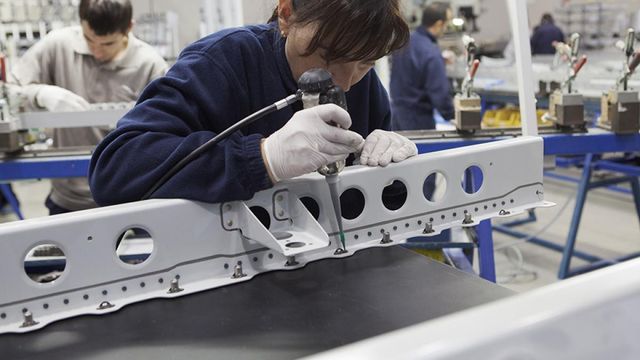 Una operaria trabaja en la fábrica de Aciturri en Miranda de Ebro (Burgos)