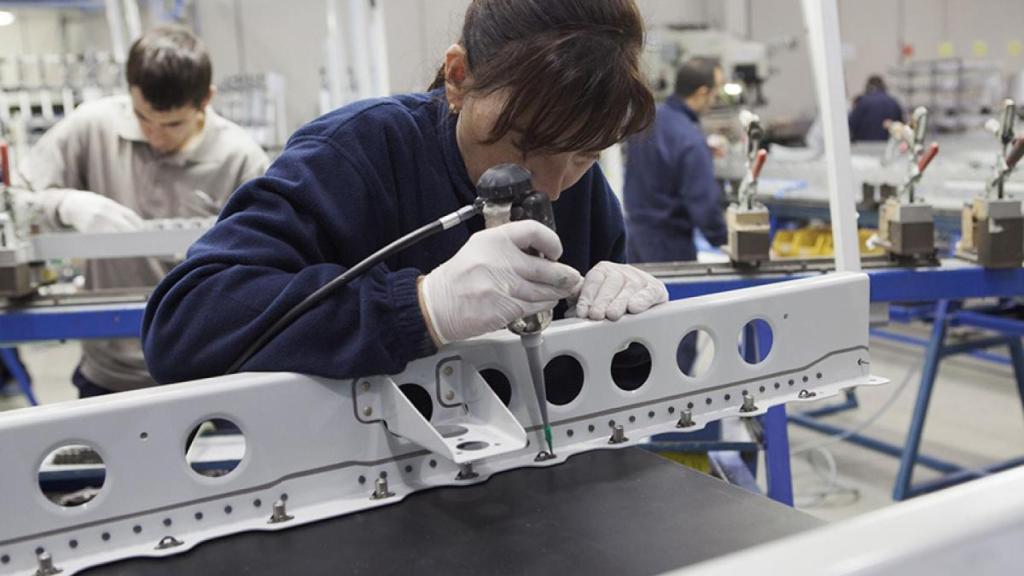 Una operaria trabaja en la fábrica de Aciturri