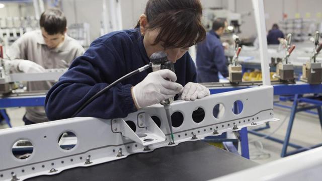 Una operaria trabaja en la fábrica de Aciturri