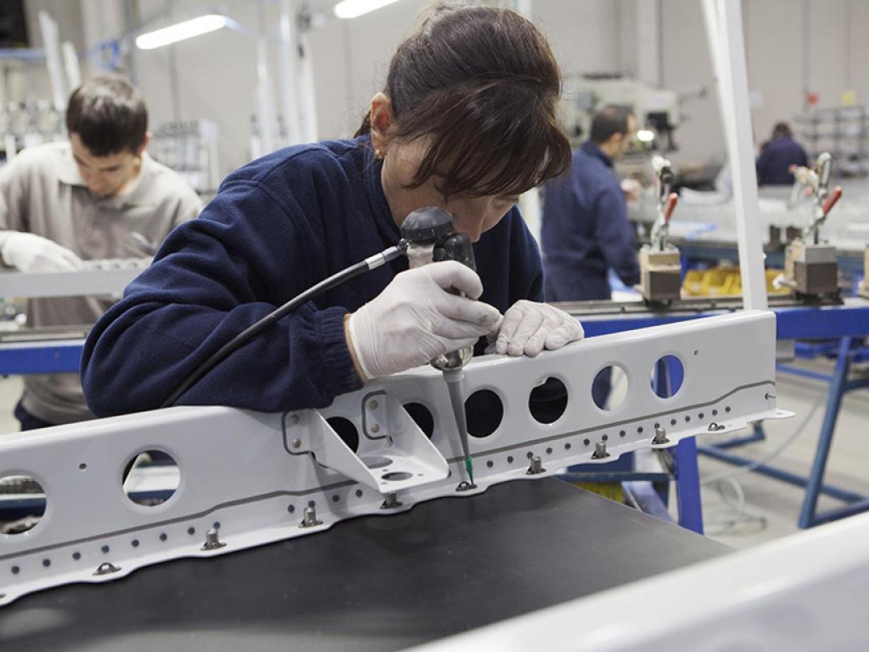 Una operaria trabaja en la fábrica de Aciturri de Miranda de Ebro (Burgos)