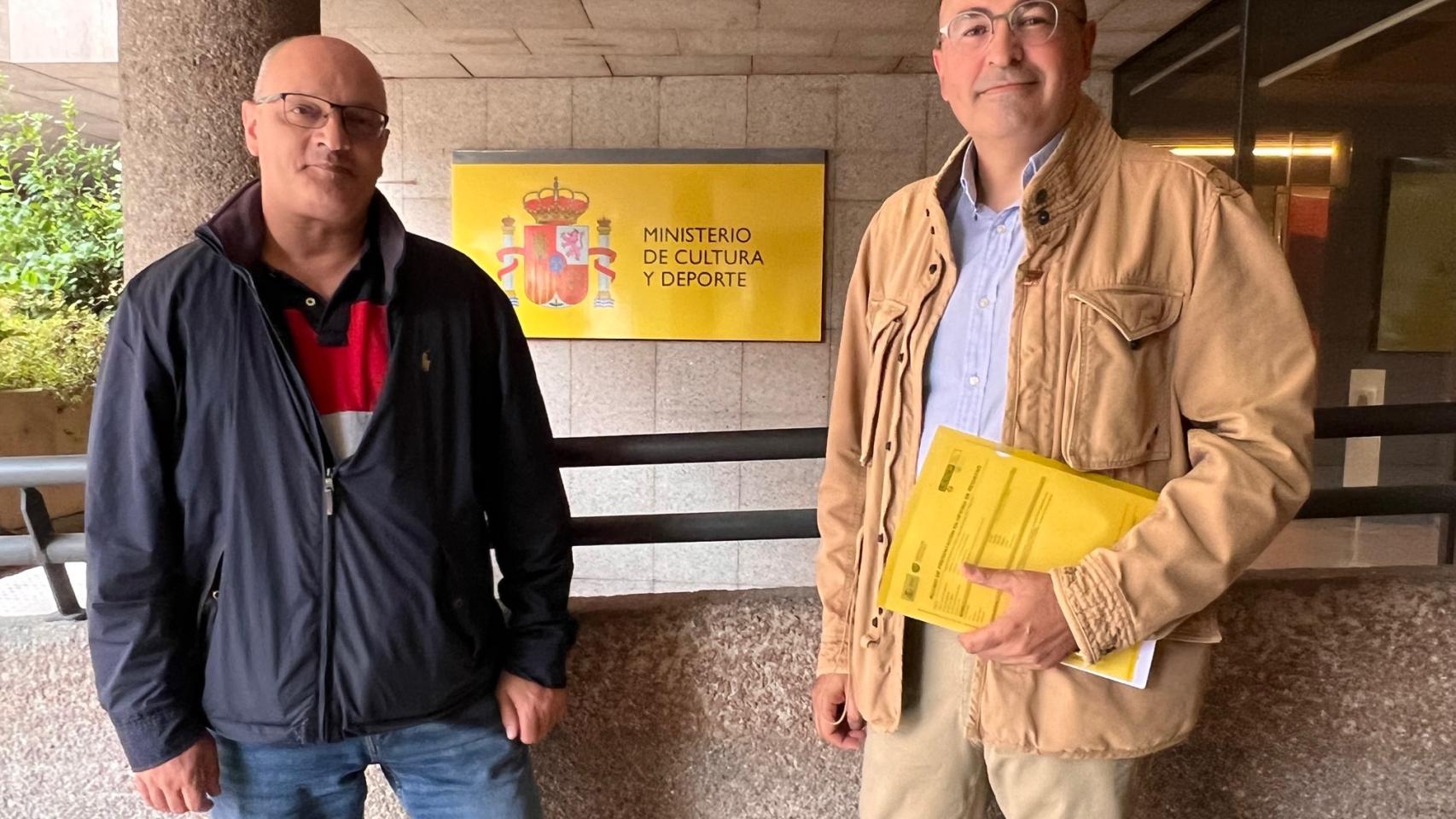 El presidente de la fraternidad, Juan Carlos Pérez junto al historiador Juan Manuel Rodríguez Montañés