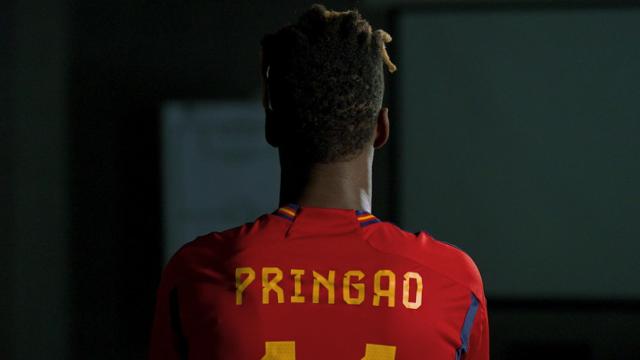 Nico Williams, de espaldas, con una camiseta en contra del bullying