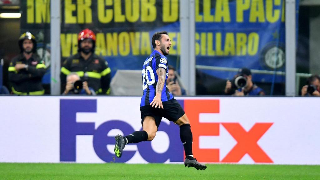 Calhanoglu celebra su gol ante el Barça