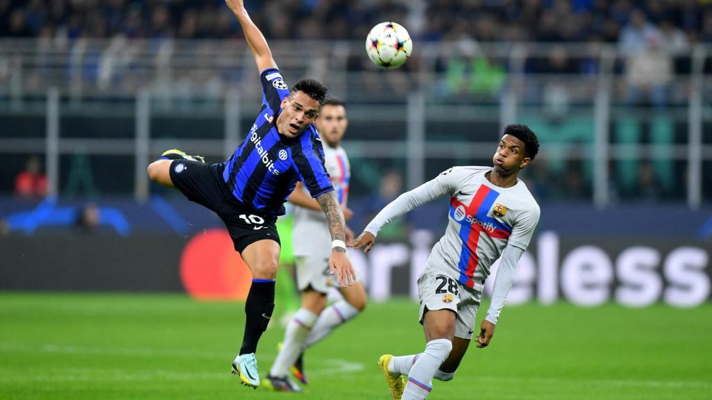 Lautaro Martínez intenta cazar un balón ante Balde