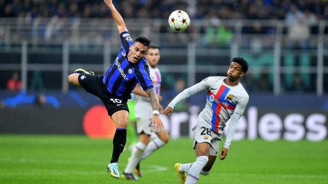 Lautaro Martínez intenta cazar un balón ante Balde