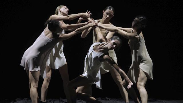 Un momento del ensayo de la coreografía 'Morgen', del coreógrafo Nacho Duato. Foto: Javier del Real