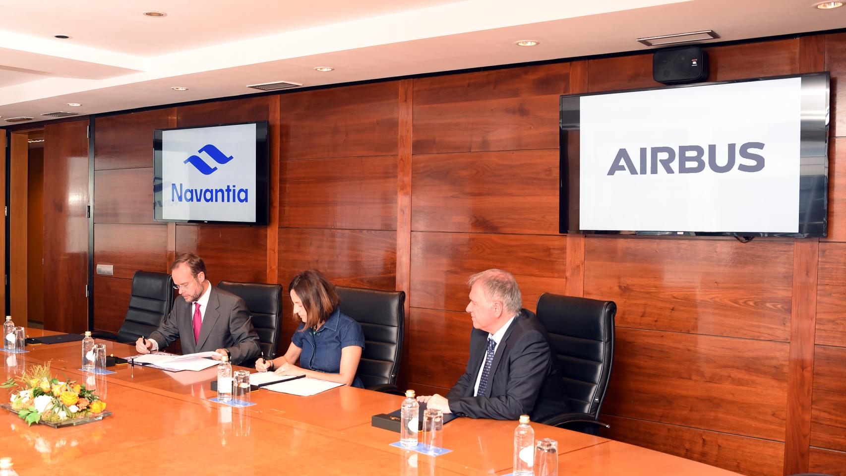 Directora corporativa de Tecnologías de Airbus Defence and Space, Belén García Molano, y el director de Tecnología, Transformación Digital, Sistemas y Servicios de Navantia, Donato Martínez Pérez de