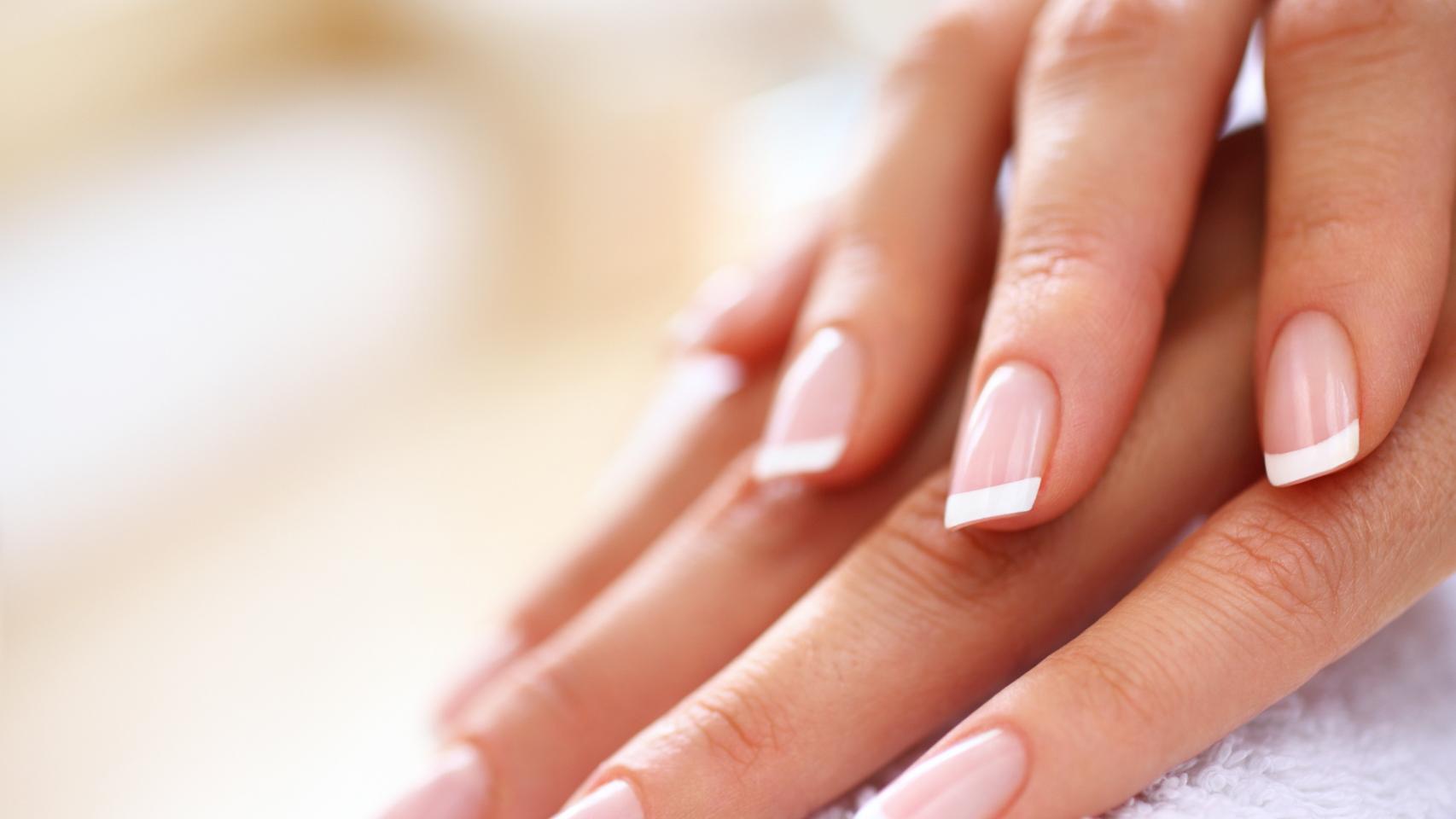 Manicura francesa: por qué deberías apostar por este clásico de belleza (y cómo conseguirlo)