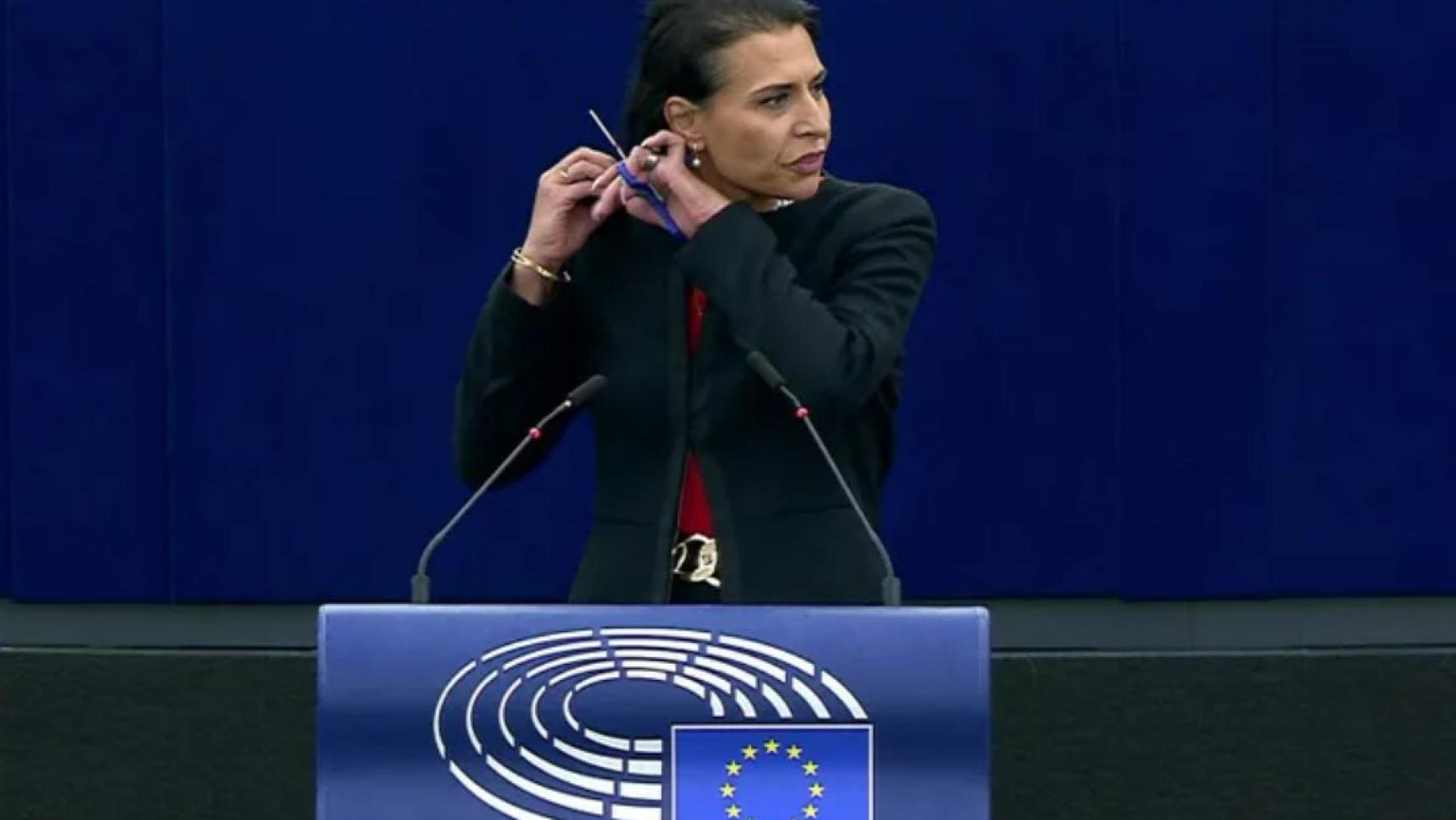 La eurodiputada sueca de origen iraní, Abir Al-Sahlani, se corta el pelo en el Parlamento.