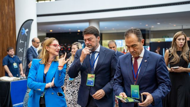 Mari Carmen de España, Luis Barcala y Toño Peral, en la inauguración del congreso.