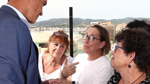 El presidente del Gobierno, Pedro Sánchez, en una reunión con las camareras de piso en Mallorca este lunes.