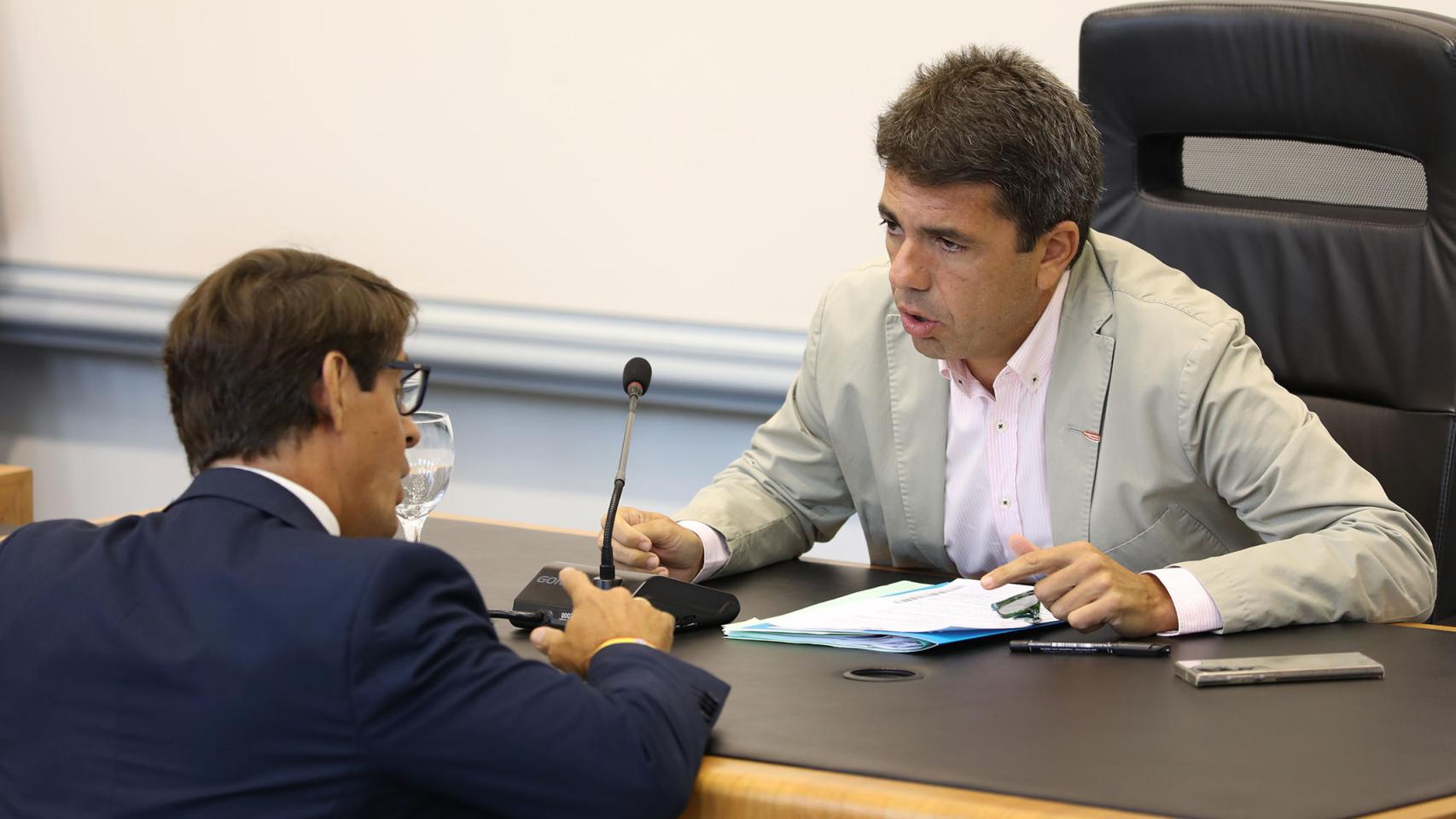 El presidente de la Diputación, Carlos Mazón, y el diputado de Contratación, Juan de Dios Navarro, ambos del PP.