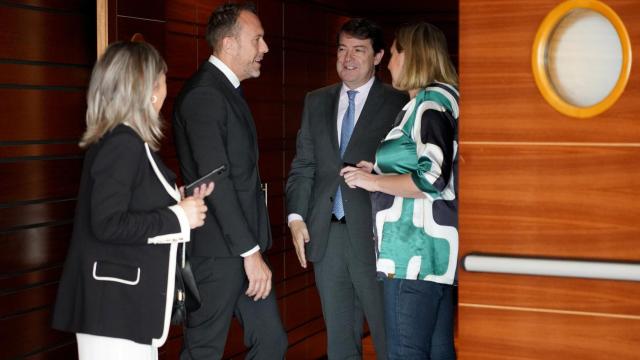 Mañueco a las puertas del hemiciclo de las Cortes de Castilla y León