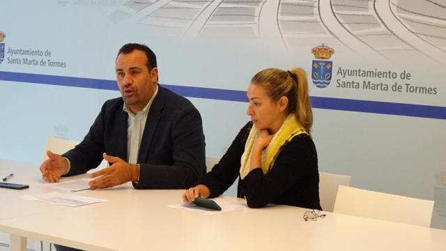 El alcalde de Santa Marta, David Mingo, explica la inversión de los Fondos de Cohesión Territorial, junto a la concejala Marta Labrador