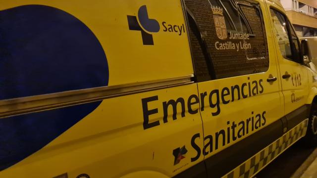 Una ambulancia del 122 por la noche